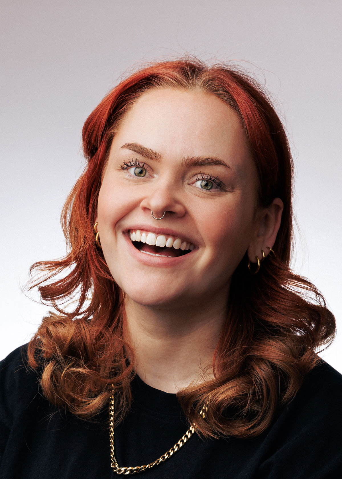Boka Dessi Hietala för standup genom Kulturaktiebolaget