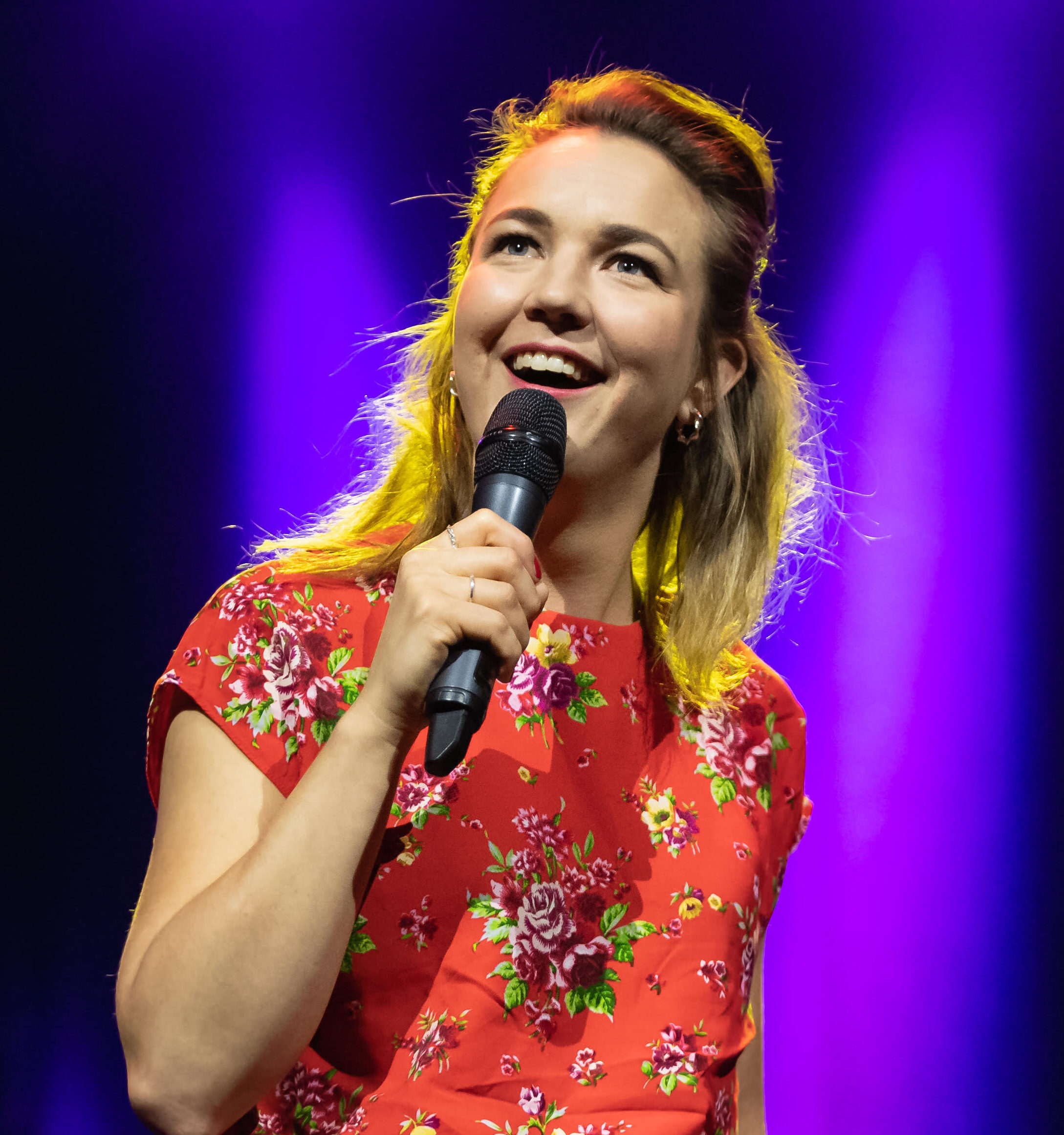 Boka Elin Almén för standup, föreläsningar eller impro – Kulturaktiebolaget
