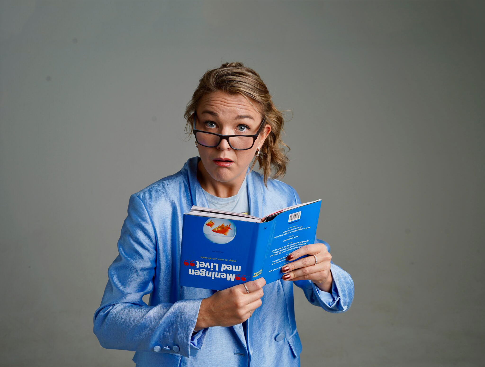 Boka Elin Almén för standup, föreläsningar eller impro – Kulturaktiebolaget