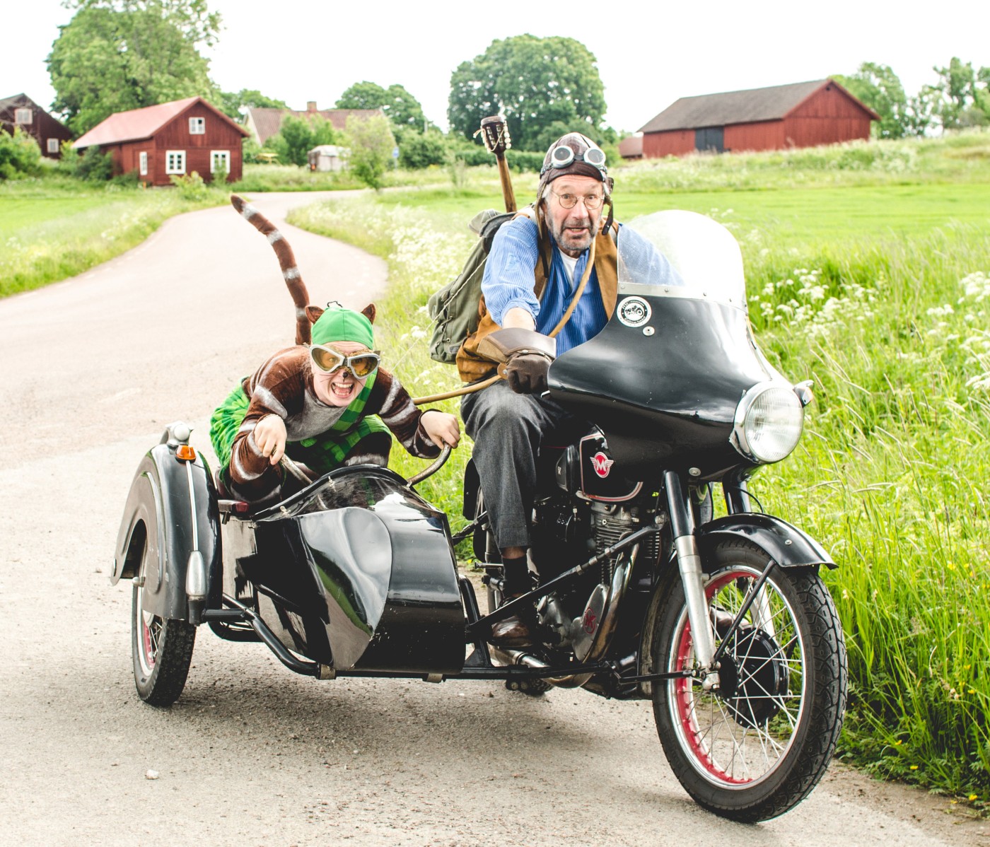 Fanny Wistrand som katten Findus, här tillsammans med gubben Pettson i en motorcykel med sidovagn.