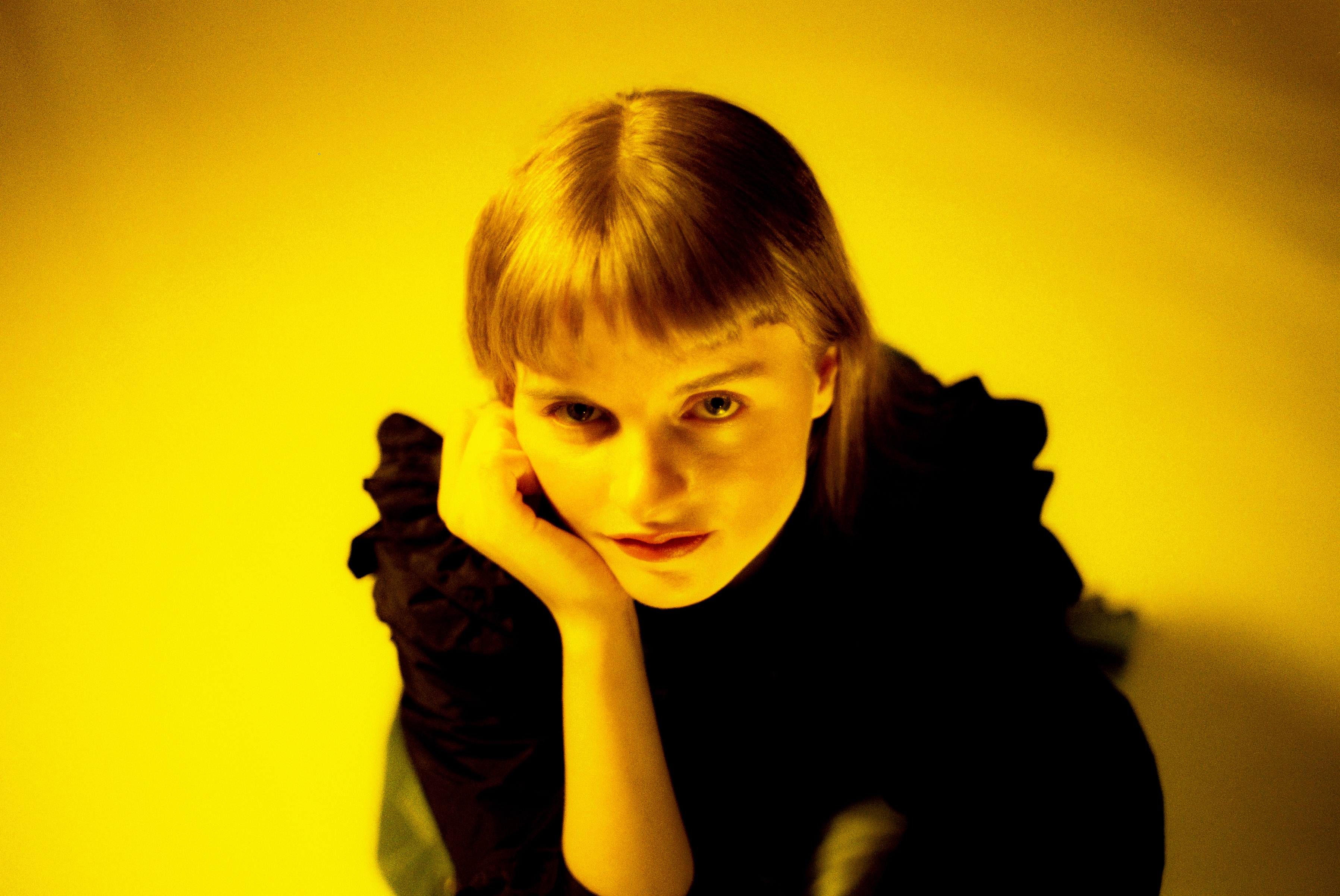 Klara Goliger mot gul bakgrund