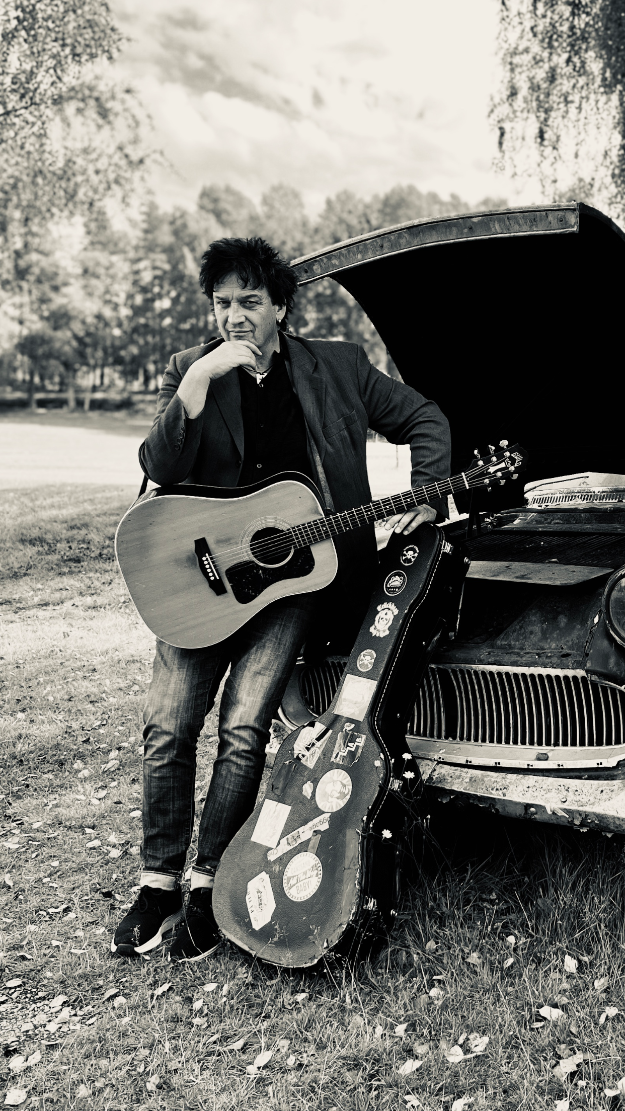 Solu Karlsson chillar med sin akustiska gitarr – Kulturaktiebolaget