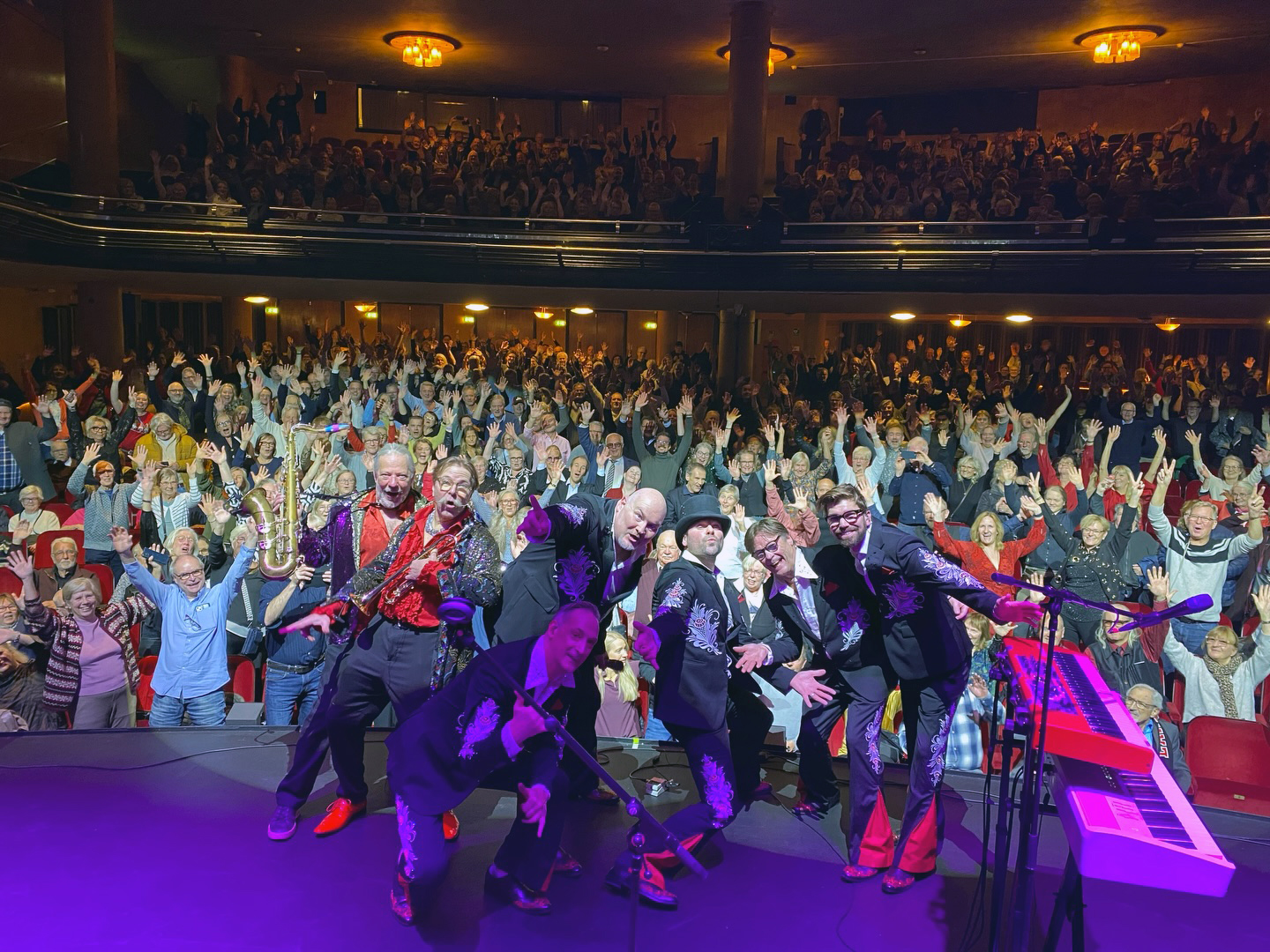 Klicka och läs mer om succéturnén med Larz Kristerz