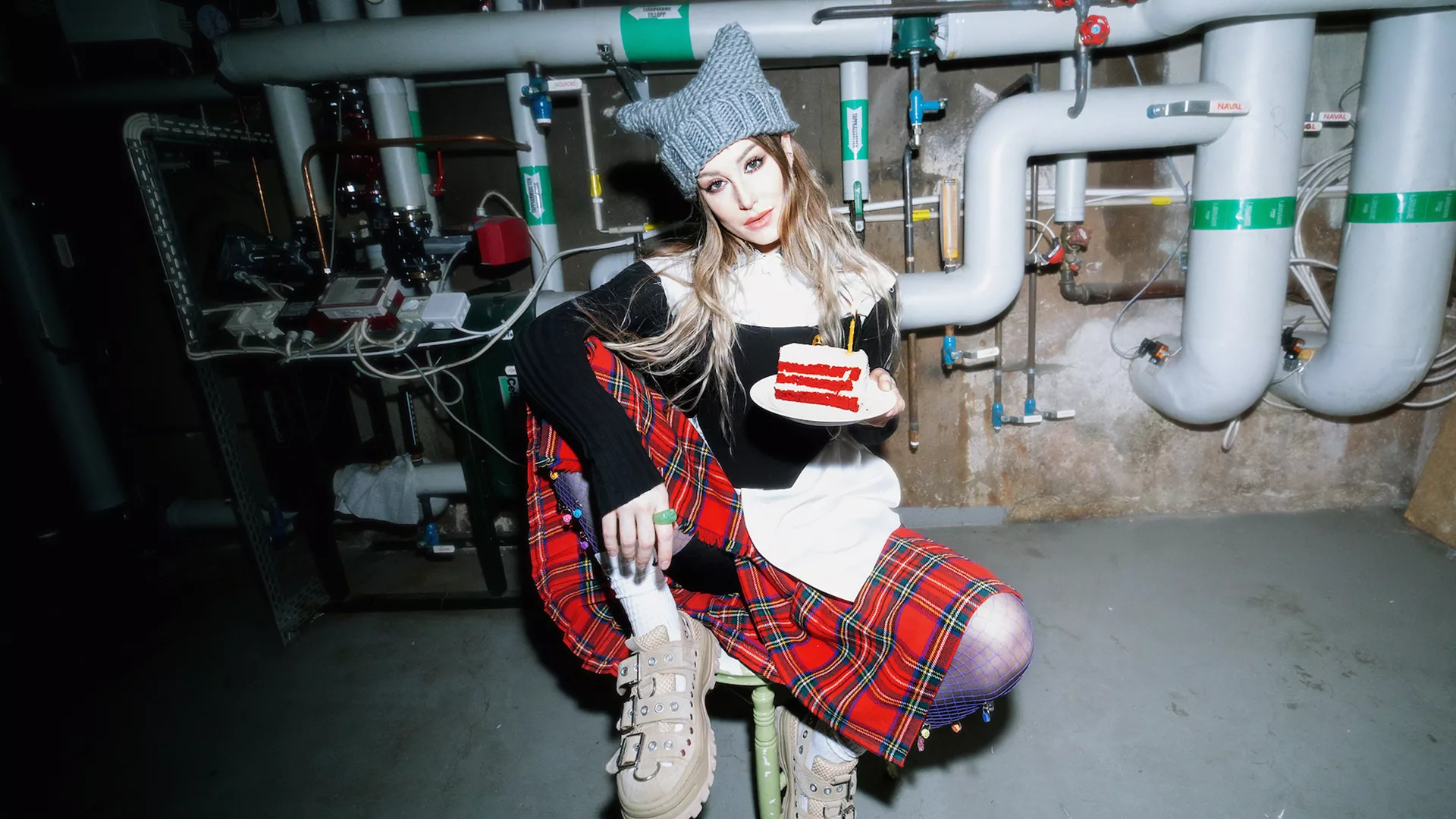 Sarah von Ries äter tårta i ett pannrum