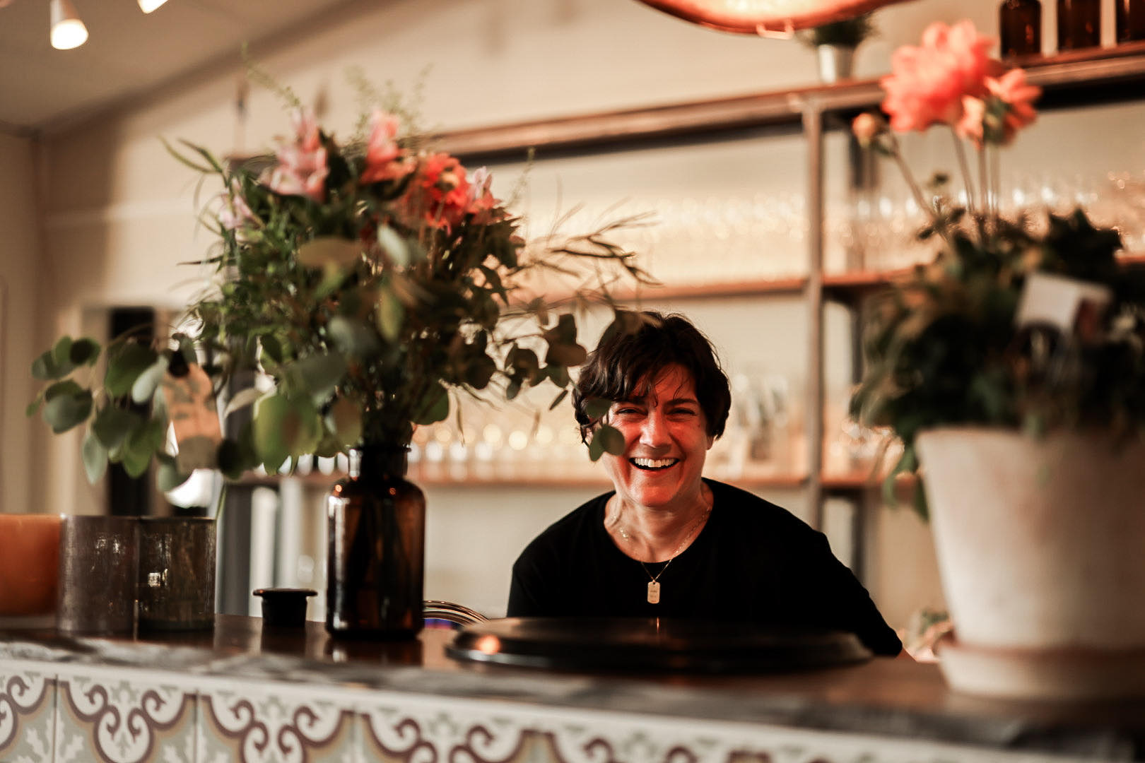 Restaurang Trossens reception med glad medarbetare