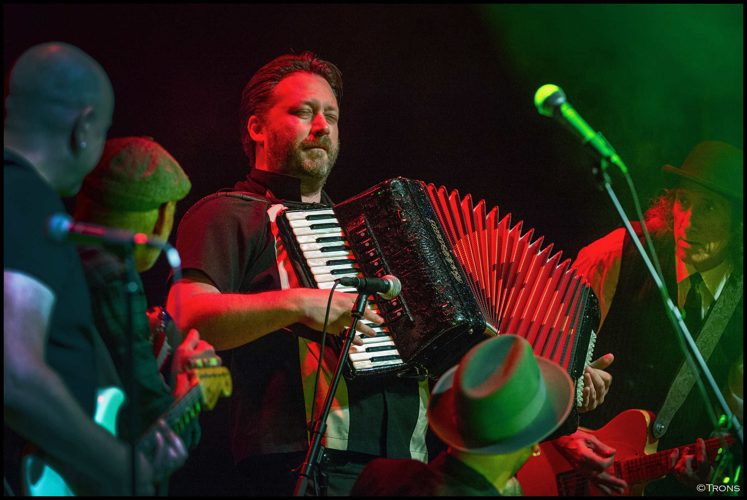 Anders Larsson tar med dragspelet på rockig julturné med The Refreshments 2025