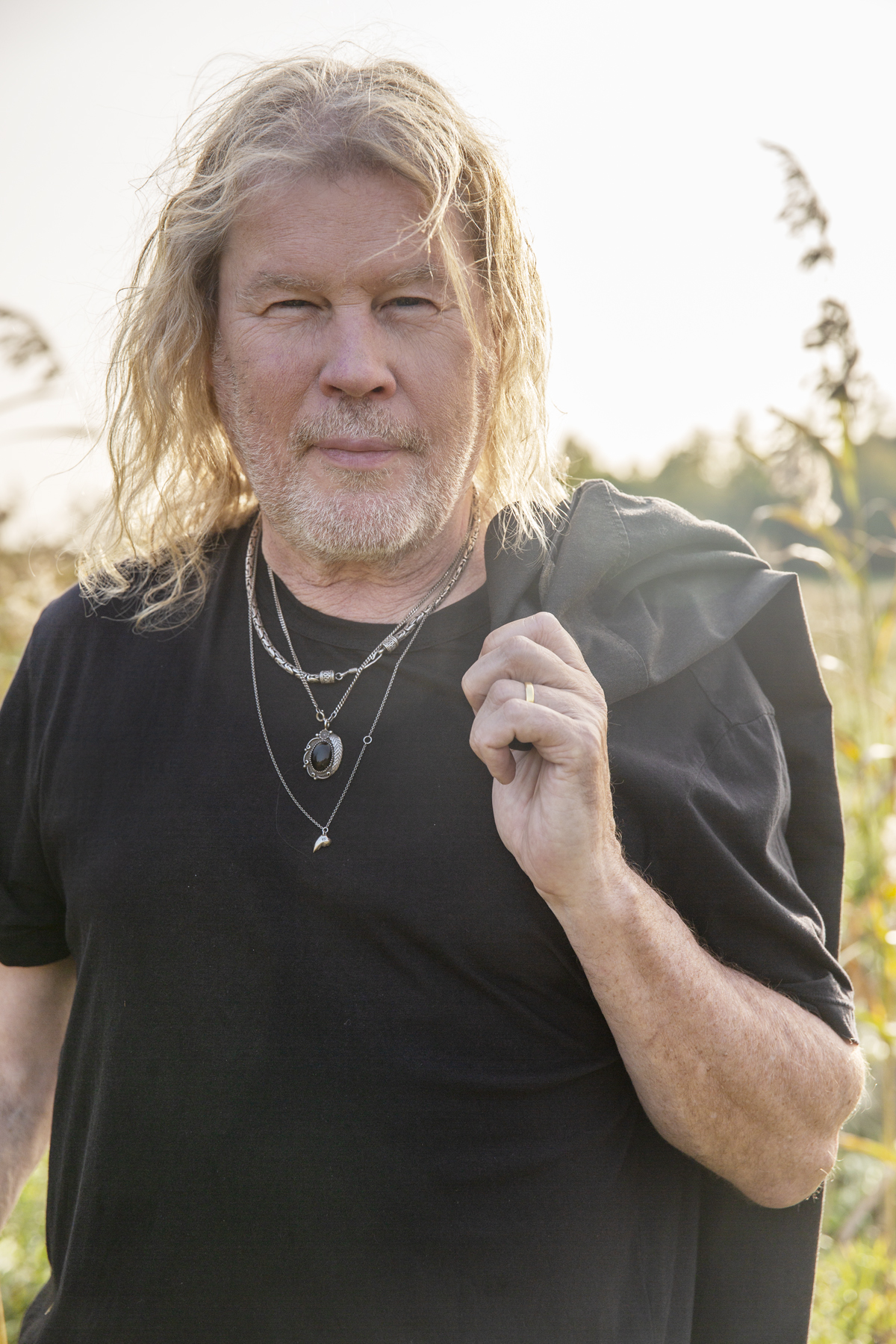 Staffan Hellstrand tar med sig gitarren ut på turné i sommar